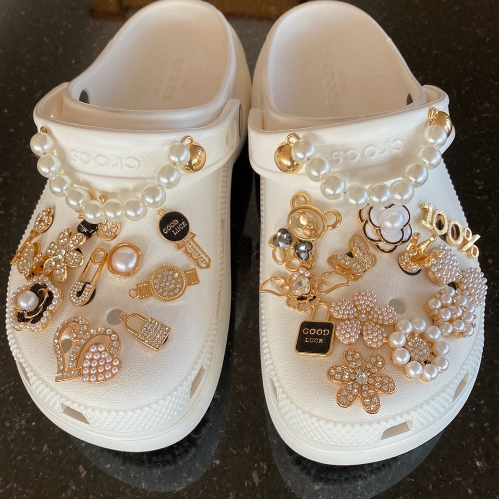 New!!! Never worn!!! Fashion CROCS White little pltfrm Size 6 Women can B unisex